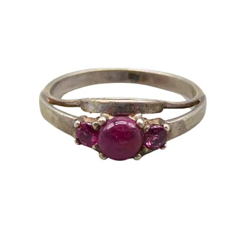 Trilogiering van 925 zilver met natuurlijke edelstenen.