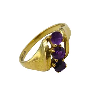 333 geelgouden ring bezet met spinel.