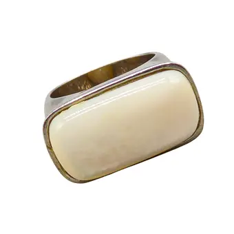 Ring van 925 zilver met een rechthoekige, witachtige parelmoer cabochon in moderne zetting.