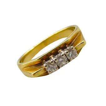 585 geelgouden ring met 3 brillanten van ca. 0,15 ct.