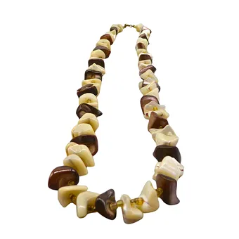 Moeder van parel ketting en kleine glaskralen.