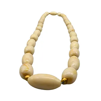 Eindeloze ketting met olijfvormige parels, decoratieve elementen.