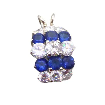 Pendentif en argent 925 serti de zircons bleus et clairs.