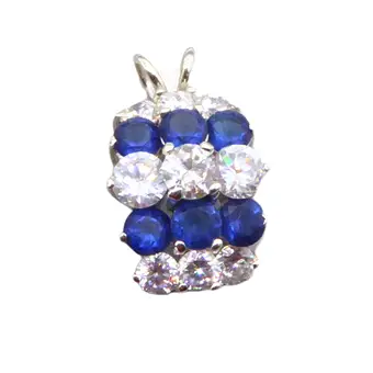 Pendentif en argent 925 serti de zircons bleus et clairs.