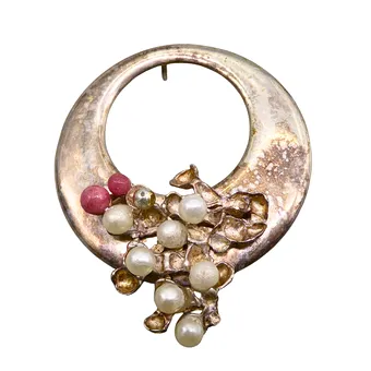 Pendentif en argent 835 serti de 7 perles de semence et 2 perles de rhodonite.
