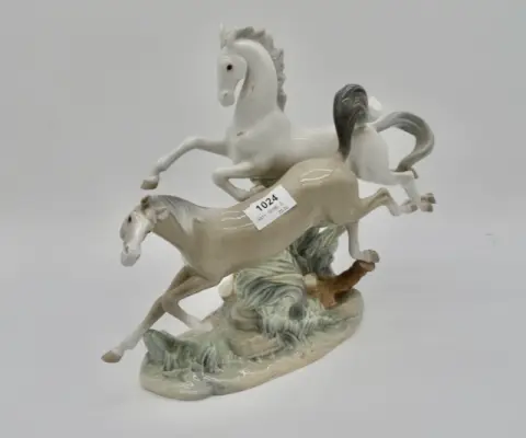 1 figurka porcelanowa "Konie" Llando