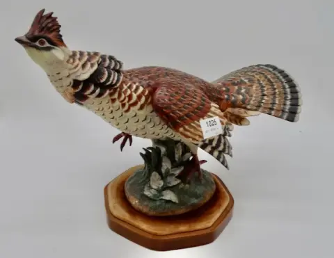 1 figurka porcelanowa "Głuszec" Llando, uszkodzona