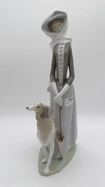 1 figurka porcelanowa "Kobieta z psem" Llando, uszkodzona