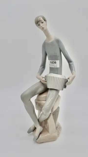 1 porcelain figurine "Musician"