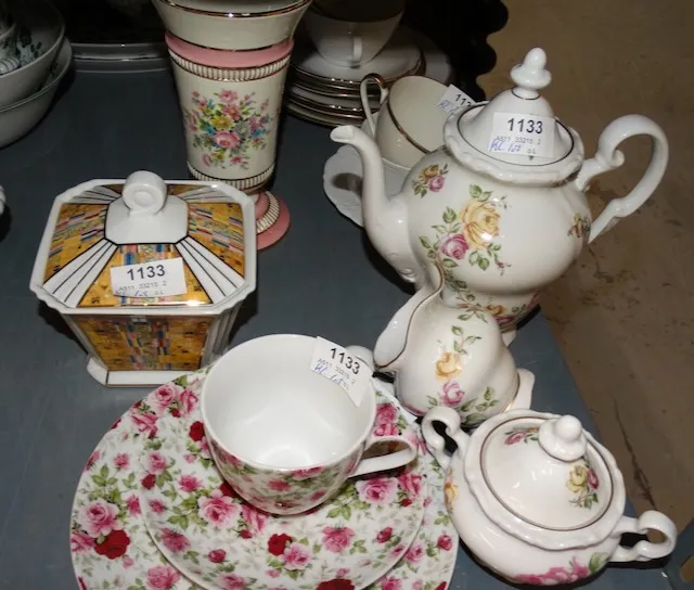 1 partia różnych elementów porcelanowych