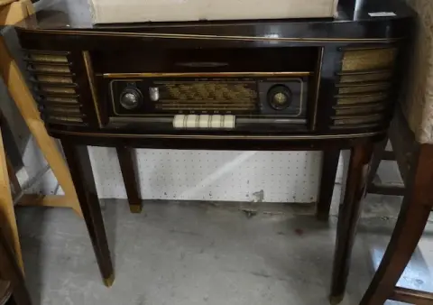 1 radio cabinet