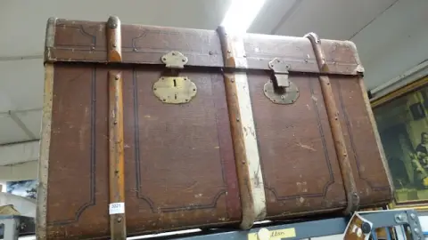 1 steamer trunk