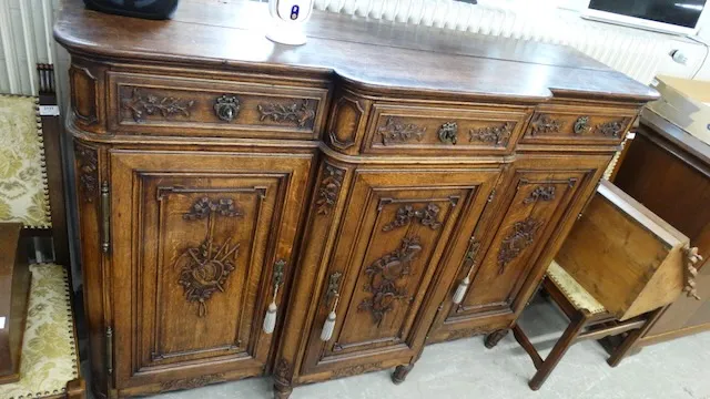 1 sideboard