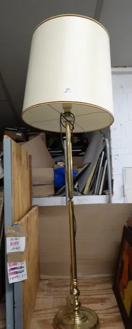 1 floor lamp