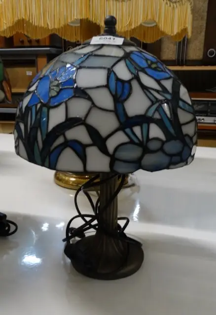 1 Tiffany-style table lamp