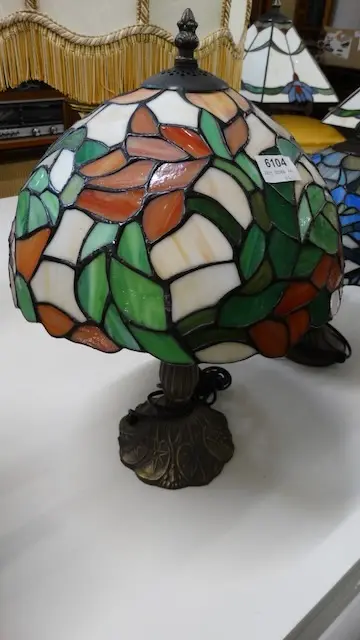 1 Tiffany-style table lamp