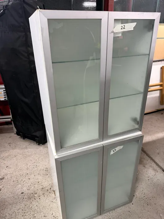 2x Vitrine / Kast met glazen deuren