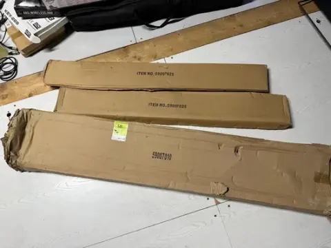 2x support de scène Eurolite et traverse Q1 avec embouts TV