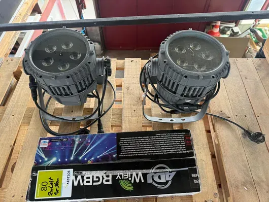 Bezdrátové LED reflektory ADJ WiFly QA5 IP a WiFly RGBW8C