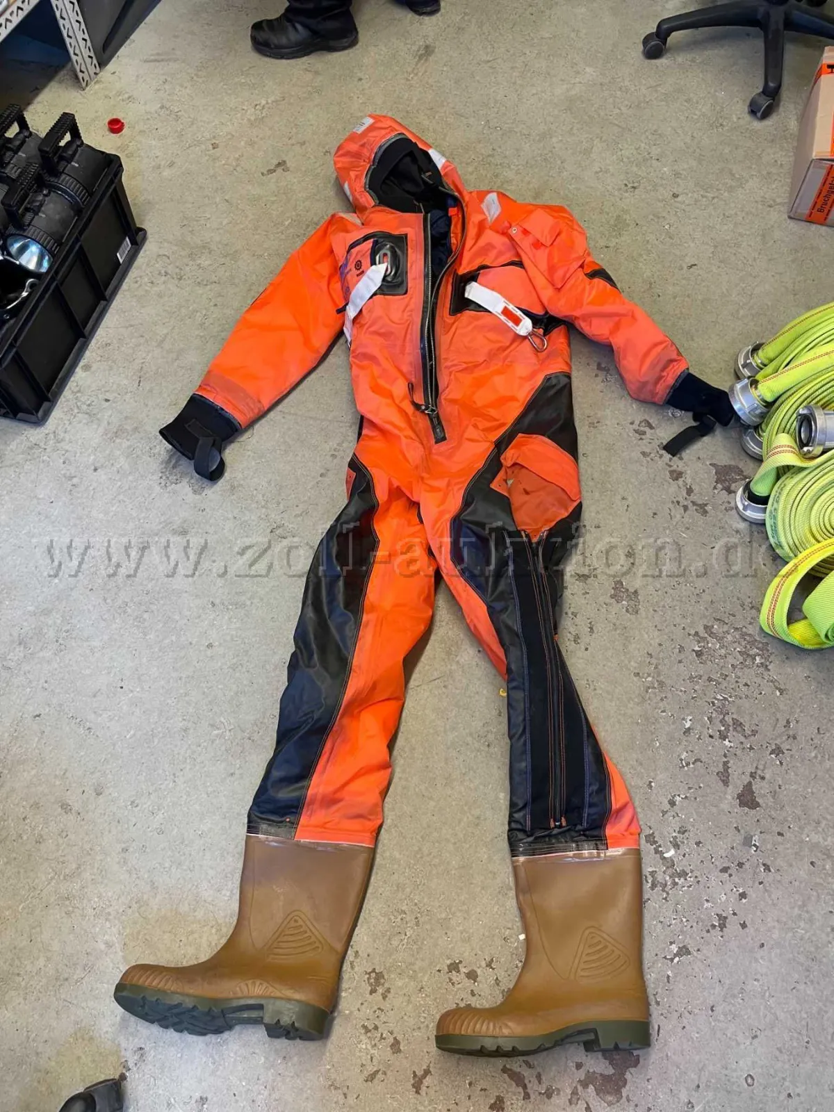 1 Helly-Hansen Eisrettungsanzug Größe Medium mit Handschuhen