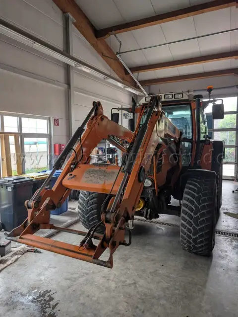 1 Fendt 312 Vario - коммунальная комплектация с фронтальным погрузчиком Stoll