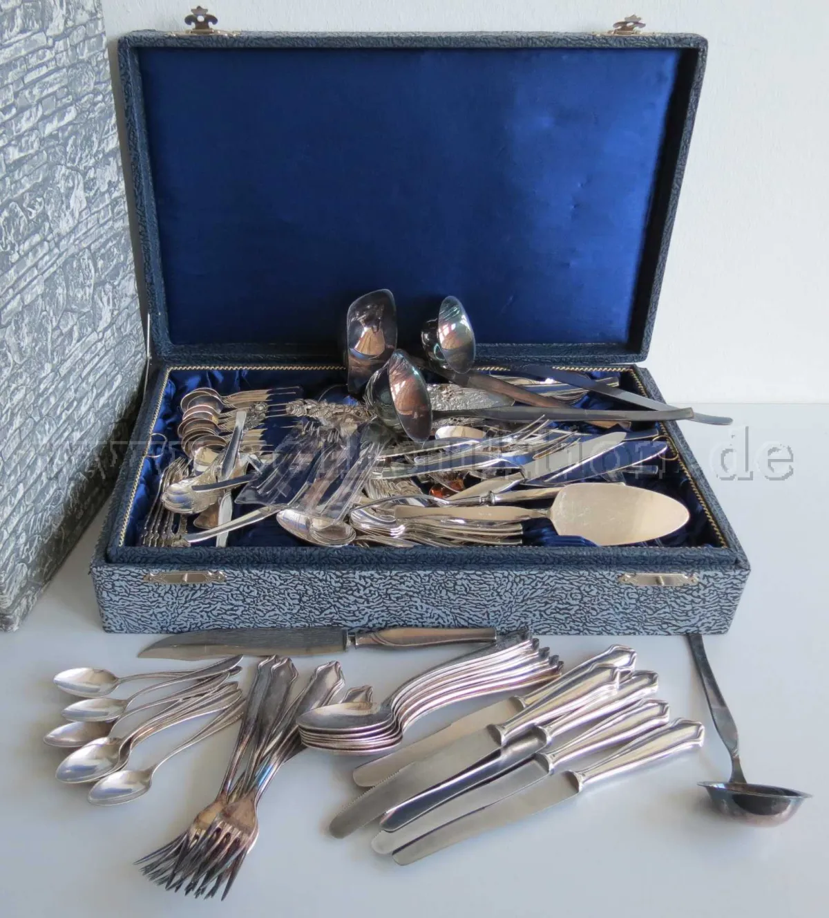 127 pieces cutlery 100 silver: 1304 g, 800: 433 g silver and Nika 100