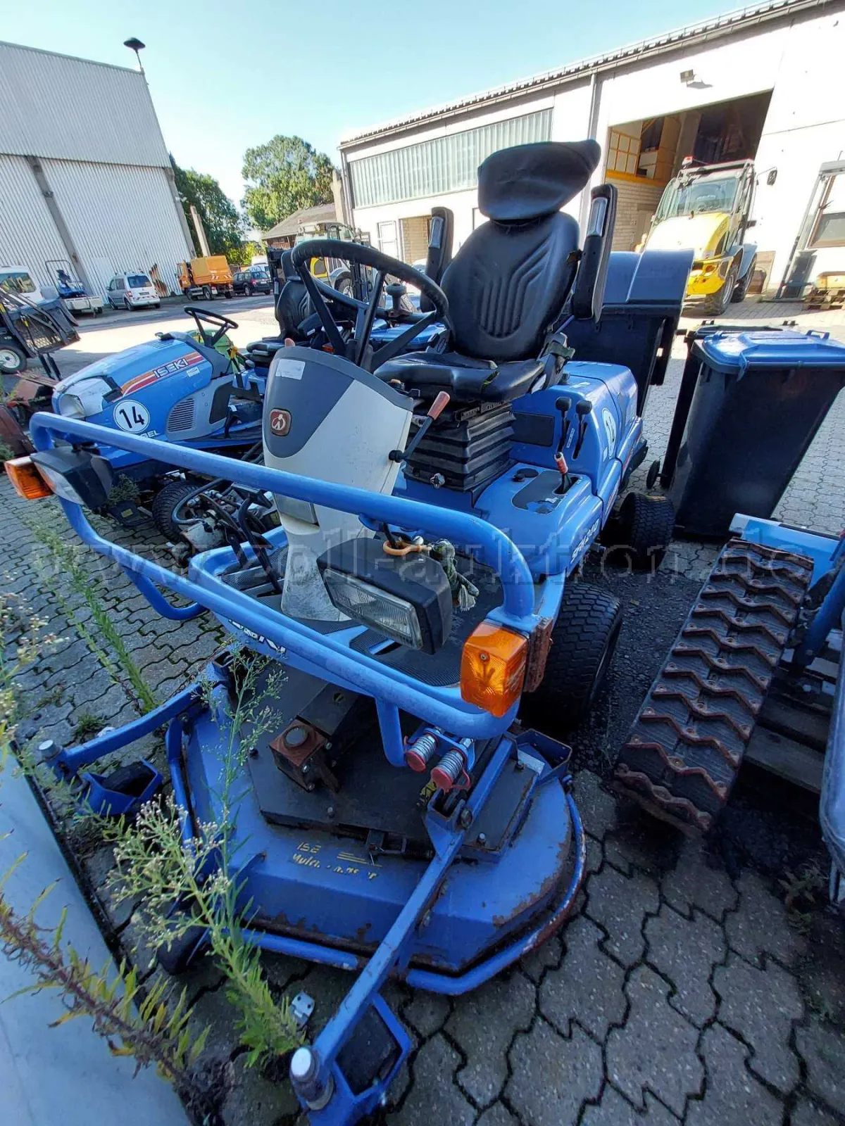 1 Iseki SFH 240 с фронтальной косилкой *неисправен*