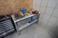 1 Werktisch mit Schraubstock