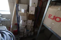 2 chariots avec divers accessoires de systèmes de cloison sèche
