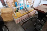 1 palette avec 24 panneaux de coffrage et 2 chevalets en bois de modèles divers