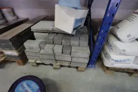 1 лот плитки и остатков брусчатки