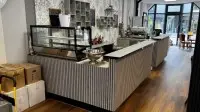 1 торговая стойка, ок. 2x6x2 пог. м с нижними шкафами