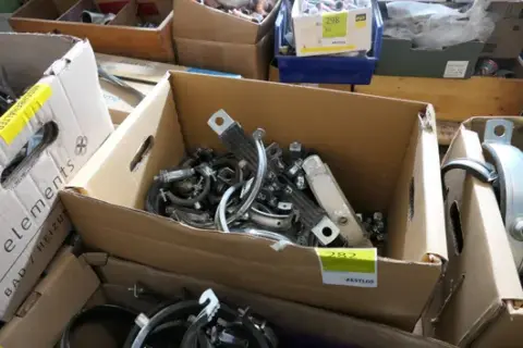 Posten Rohr-/Schraubschellen
