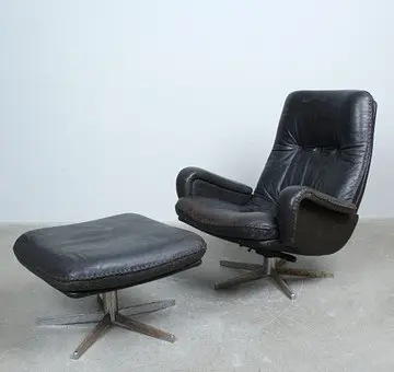 DE SEDE. Armchair with ottoman, model S231 "James Bond Drehstuhl", leather, 1960s/70s.