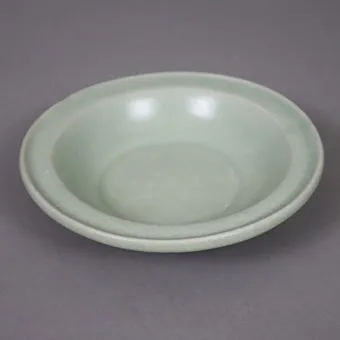 LONGQUAN-SELADONSCHALE, CHINA, STEINZEUG MIT MATTER BLAU-GRÜNER SELADONGLASUR.