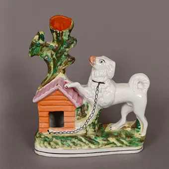 STAFFORDSHIRE FIGUREN-VASE MIT PUDEL ("SPILL VASE"), 2. HÄLFTE 19. JH.