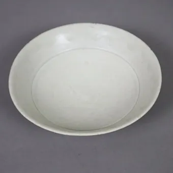 SCHALE, CHINA, PORZELLANSCHERBEN MIT BLÄULICH GRAUER GLASUR.