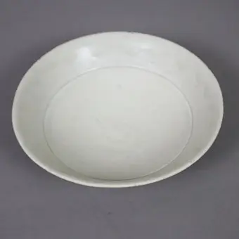 SCHALE, CHINA, PORZELLANSCHERBEN MIT BLÄULICH GRAUER GLASUR.