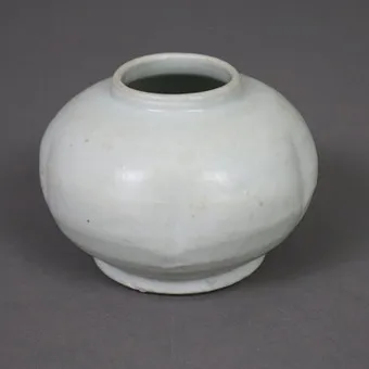 SMALL SHOULDER POT, CHINA, PORCELAIN SHARDS WITH WHITE GLAZE.