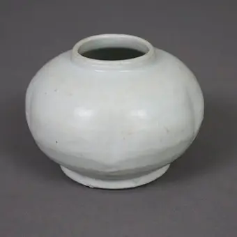 MAŁY GARNEK NA RAMIĘ, CHINY, SKORUPY PORCELANOWE Z BIAŁĄ GLINĄ.