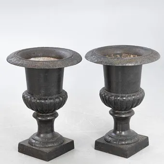 Paire de vases Médicis, fonte de fer, France, 1re moitié du 20e siècle (2).