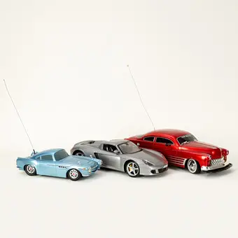 Drie RC-modellen: 1950 Mercury, Porsche Carrera GT en Disney Pixar Cars Aston Martin (3).