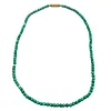 Collier de perles vert avec fermoir tournant.