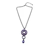 Collier avec pendentif violet et bleu.