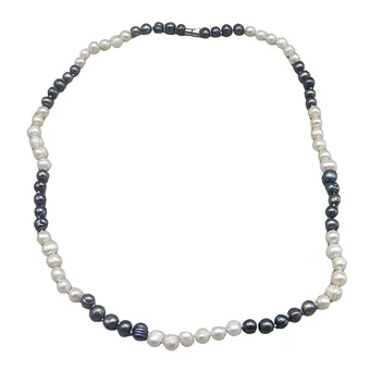 Tweekleurige gekweekte zoetwaterparelketting met cilindersluiting.