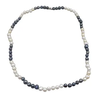 Tweekleurige gekweekte zoetwaterparelketting met cilindersluiting.