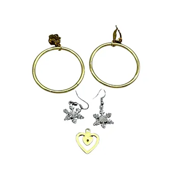 Conjunto de joyas de aros, pendientes y colgante.
