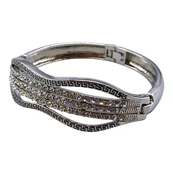 Bracciale con piccole pietre preziose.