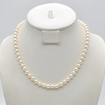 AKOYA-PERLENCOLLIER, SILBER-WEISSER-LÜSTER, EINZELN GEKNOTET, VERGOLDETER VERSCHLUSS, CA. 47 CM, 20. JAHRHUNDERT.