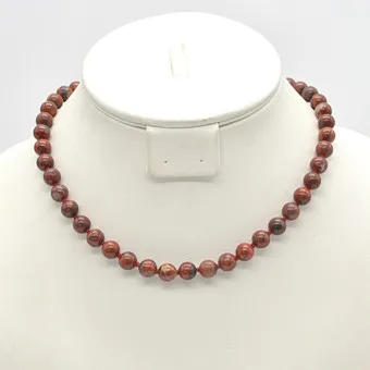 Collier de perles en jaspe, perles rondes, noué individuellement, fermoir doré, 20e siècle.